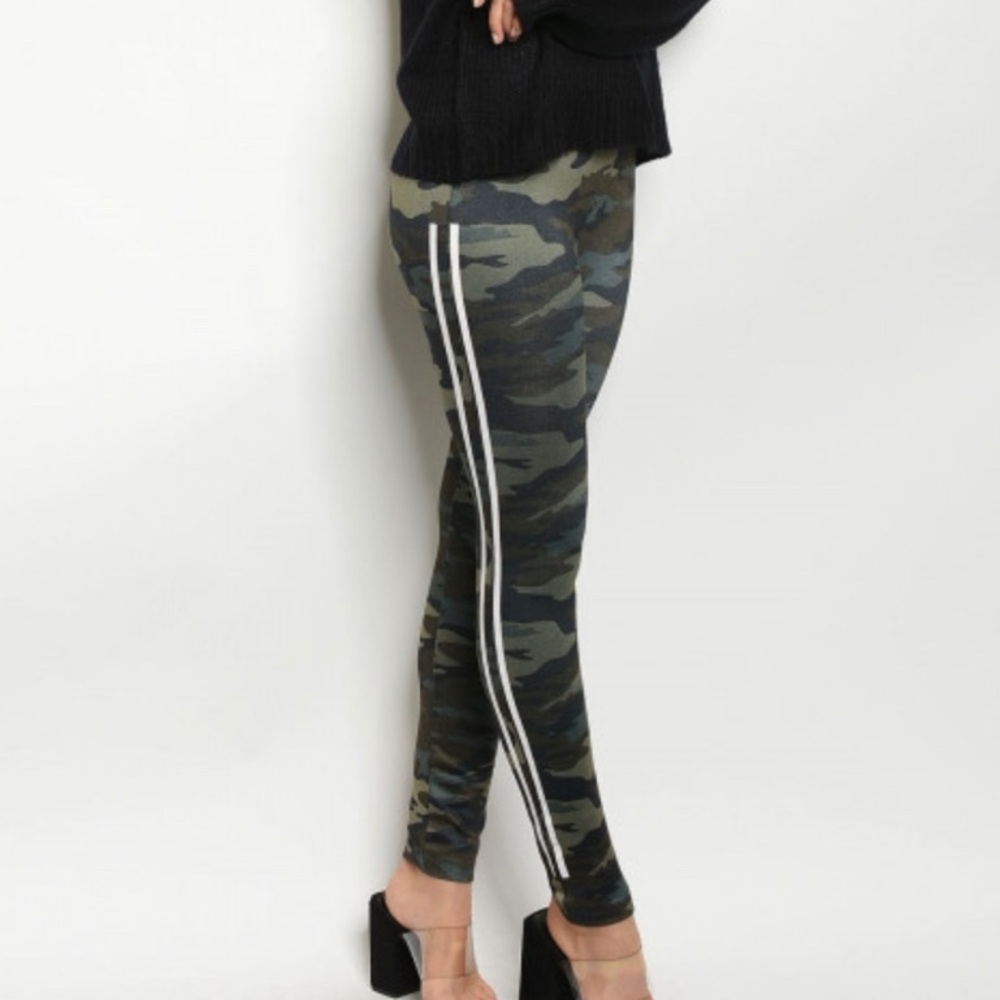 Women’s Rue21 L/XL Camo Fleece Back Leggings NWT - Picture 4 of 8
